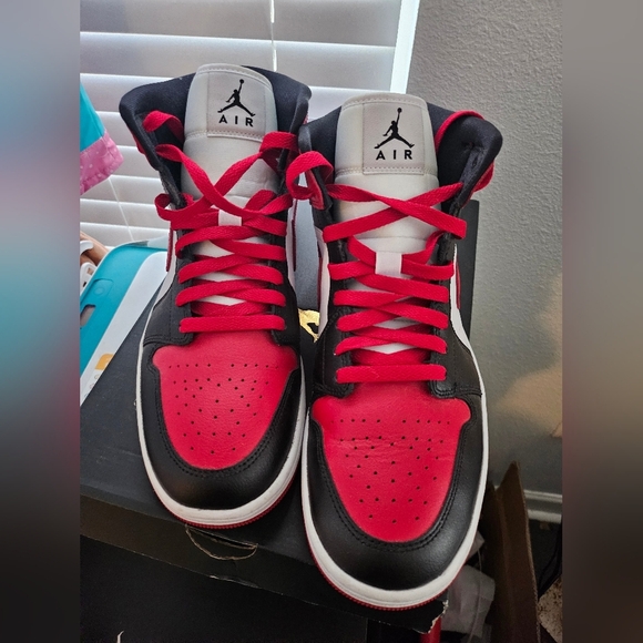 Jordan 1 Mid Unisex Red Black White Alternate Bred Toe Size 12 Womens Men's 9. - Picture 5 of 15